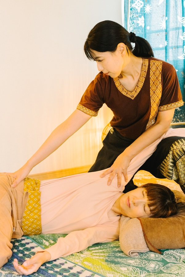 脚をゆっくりと伸ばしていくストレッチの施術