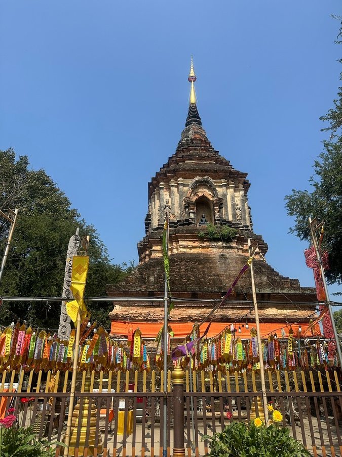 タイ・チェンマイの寺院。ランナー地方の飾り旗が下がっている